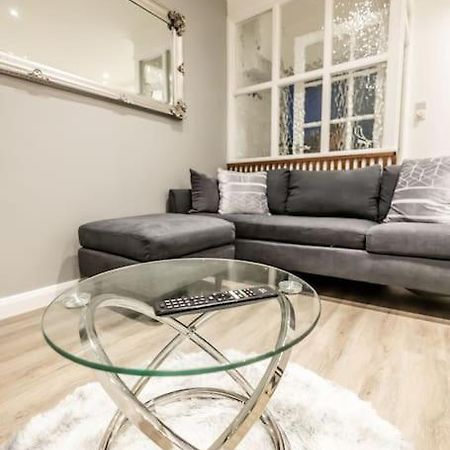 Executive Apartments Free On-Site Parking, 2 En-Suites, Sleeps 4, Swindon Exterior foto