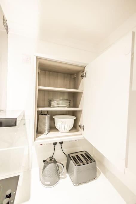 Executive Apartments Free On-Site Parking, 2 En-Suites, Sleeps 4, Swindon Exterior foto
