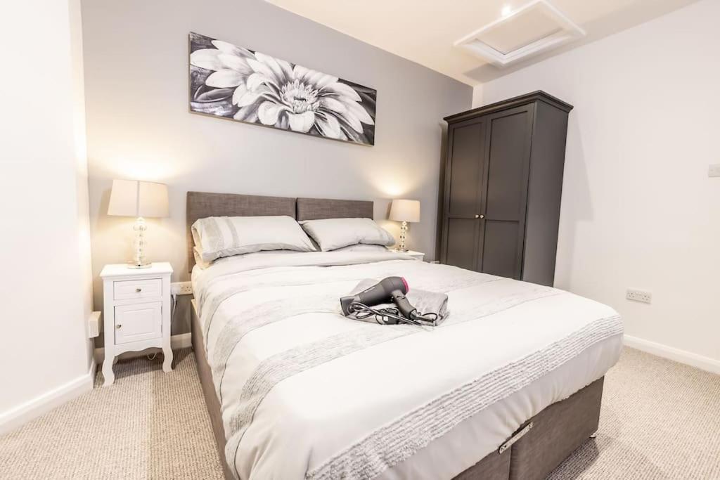 Executive Apartments Free On-Site Parking, 2 En-Suites, Sleeps 4, Swindon Exterior foto