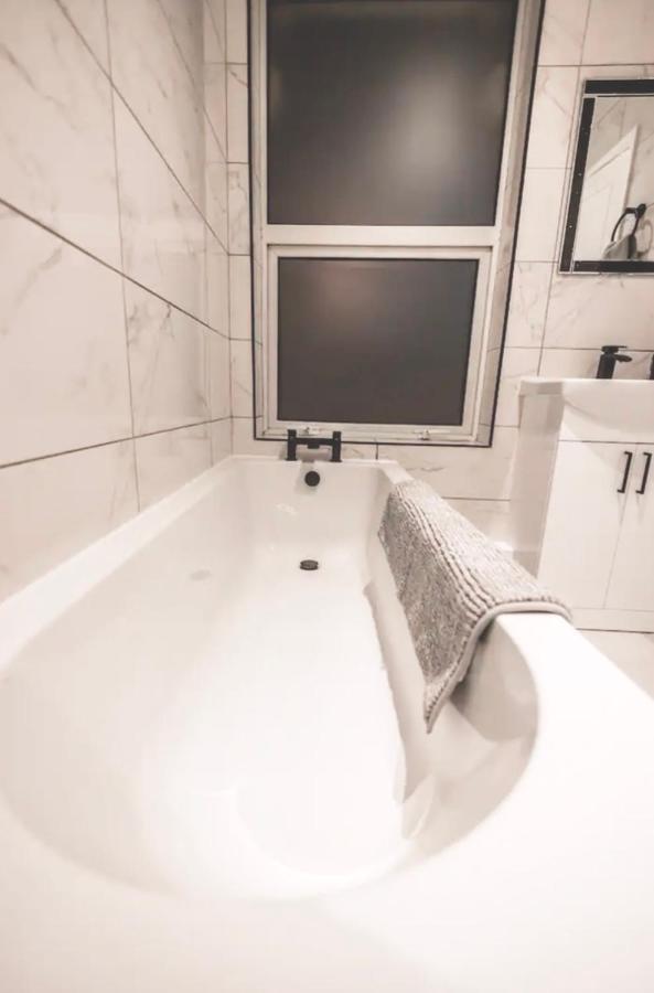 Executive Apartments Free On-Site Parking, 2 En-Suites, Sleeps 4, Swindon Exterior foto