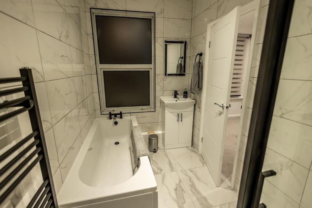 Executive Apartments Free On-Site Parking, 2 En-Suites, Sleeps 4, Swindon Exterior foto