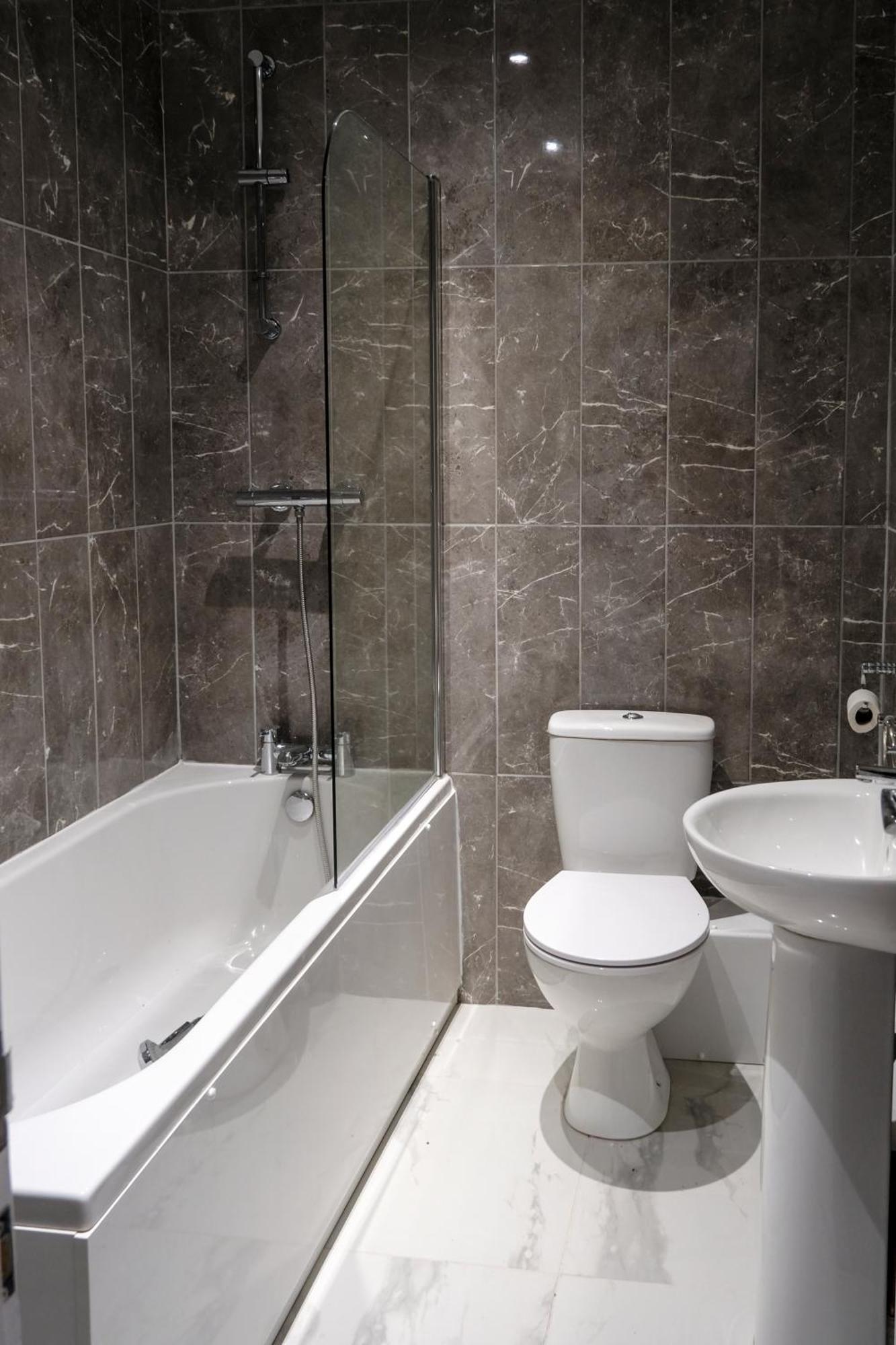 Executive Apartments Free On-Site Parking, 2 En-Suites, Sleeps 4, Swindon Exterior foto