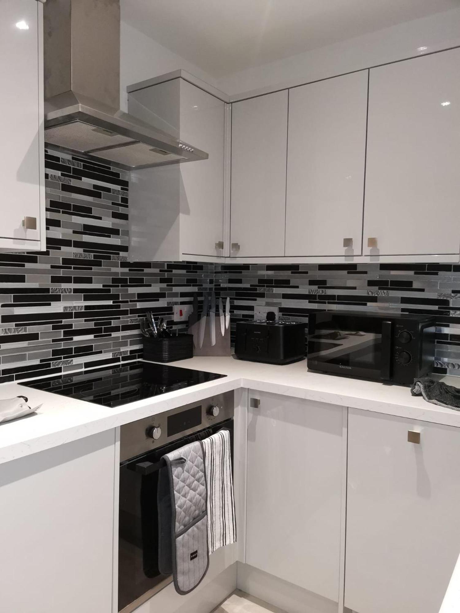 Executive Apartments Free On-Site Parking, 2 En-Suites, Sleeps 4, Swindon Exterior foto