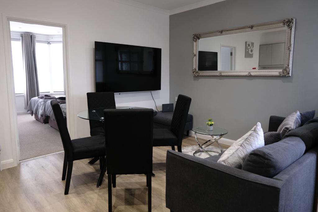 Executive Apartments Free On-Site Parking, 2 En-Suites, Sleeps 4, Swindon Exterior foto