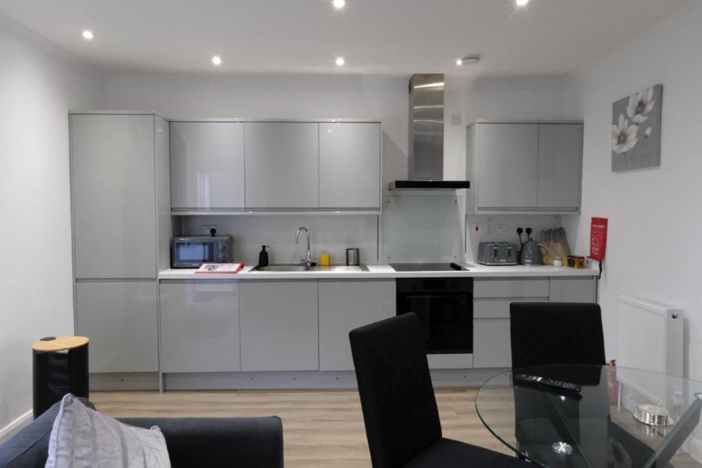 Executive Apartments Free On-Site Parking, 2 En-Suites, Sleeps 4, Swindon Exterior foto